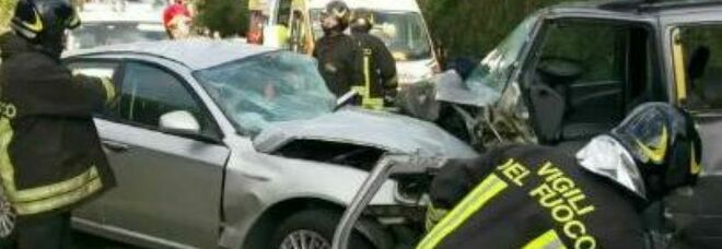 Incidente sulla Casilina, auto si ribalta: una donna resta ferita