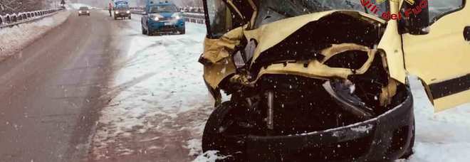 Scontro tra autoarticolato
e autocarro: atttimi di paura
sulla superstrada 77