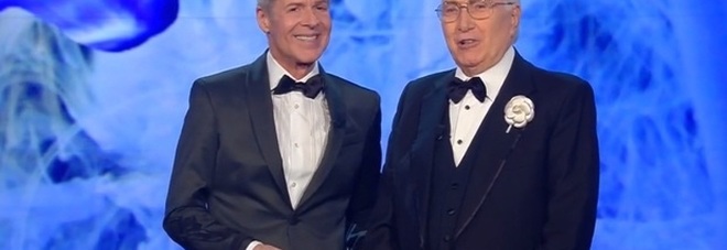 Sanremo, Pippo Baudo entra: tutto l'Ariston in piedi per lui Sanremo, Pippo Baudo entra: tutto l'Ariston in piedi per lui