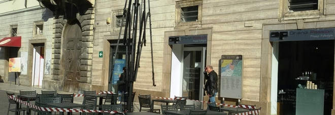 Tendone bruciato
in piazza: emerge
l'identikit del piromane