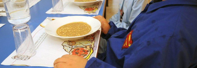 Verme nel piatto servito al bambino nella mensa scolastica Verme nel piatto servito al bambino nella mensa scolastica