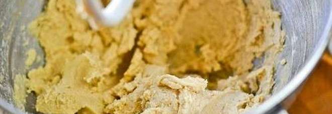 Dolci, evitare di mangiare l'impasto crudo: un batterio in agguato