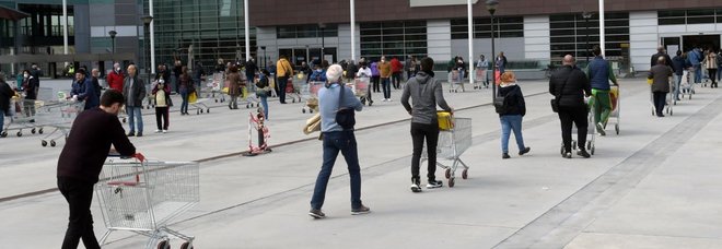 Milano si sveglia in fila al supermercato: code già dalle 6.30 del mattino
