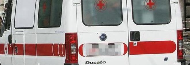 Tenta di uccidere la moglie con una coltellata alla gola e poi si impicca