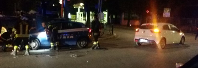 Violento schianto contro
la Polizia: alla Volante
esplodono gli airbag