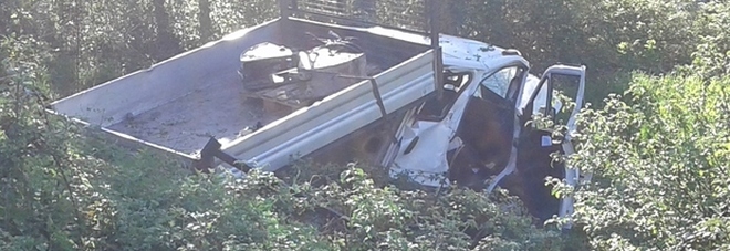 Il camion uscito fuoristrda Il camion uscito fuoristrda