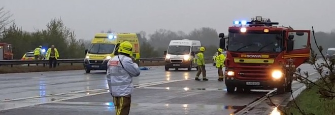 Si ferma in mezzo all'autostrada per farsi uccidere mentre è al telefono con la moglie: «Metti giù, non ti piacerà»
