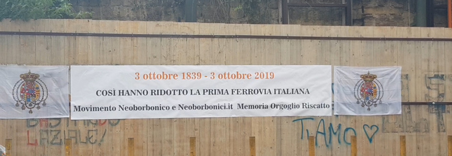 Lo striscione dei Neoborbonici all'esterno della stazione Bayard Lo striscione dei Neoborbonici all'esterno della stazione Bayard
