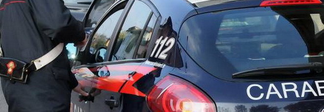 Messaggi, regali e pedinamenti alla donna di cui era invaghito: arrestato Messaggi, regali e pedinamenti alla donna di cui era invaghito: arrestato