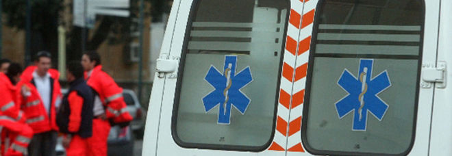 Scontro fra uno scooter e un camion: morto un uomo Scontro fra uno scooter e un camion: morto un uomo
