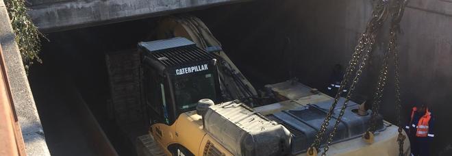 Pessima scelta: si incastra con il carico eccezionale nel sottopasso ferroviario Pessima scelta: si incastra con il carico eccezionale nel sottopasso ferroviario