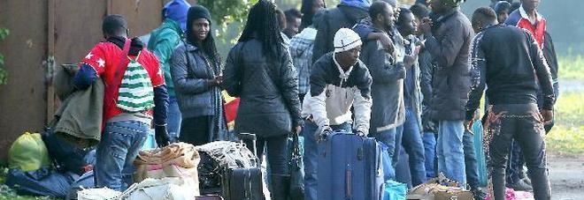 Profughi "sfrattati" dai Comuni «Così Bagnoli scoppierà» Profughi "sfrattati" dai Comuni «Così Bagnoli scoppierà»