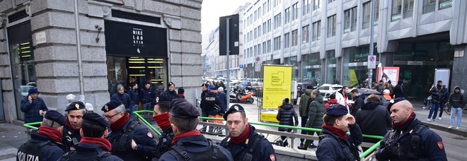 Ressa alla Nike a Milano, giovani in coda per le nuove AirMax: «Le compriamo a 160 euro e le vendiamo a mille» Ressa alla Nike a Milano, giovani in coda per le nuove AirMax: «Le compriamo a 160 euro e le vendiamo a mille»