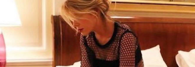 Alessia Marcuzzi sexy con le calze, la foto che ricorda Malizia manda in tilt Instagram Alessia Marcuzzi sexy con le calze, la foto che ricorda Malizia manda in tilt Instagram
