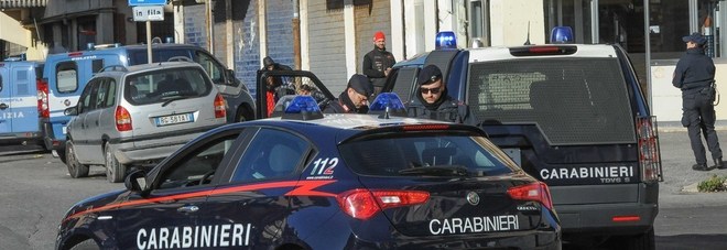 Ostia, sigilli al bar di Roberto Spada: dietro il bancone lama, accetta e fori di proiettile