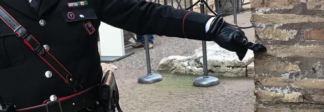 Incide il suo nome sul Colosseo: denunciata turista inglese di 17 anni Incide il suo nome sul Colosseo: denunciata turista inglese di 17 anni