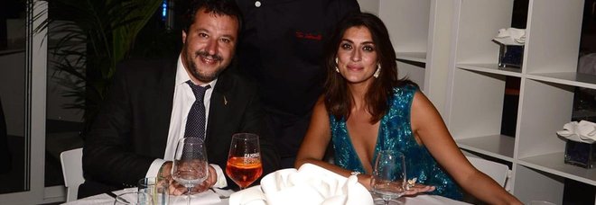 Elisa Isoardi, trucco leggero e poesia per l'esordio alla Prova del Cuoco: «Ciao Antonella» Elisa Isoardi, trucco leggero e poesia per l'esordio alla Prova del Cuoco: «Ciao Antonella»