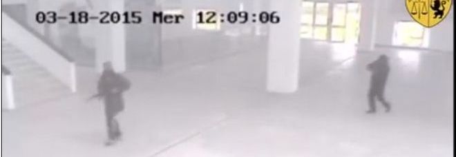 Tunisi, spunta il video dell'agguato al museo: i terroristi ripresi dalle telecamere di sicurezza