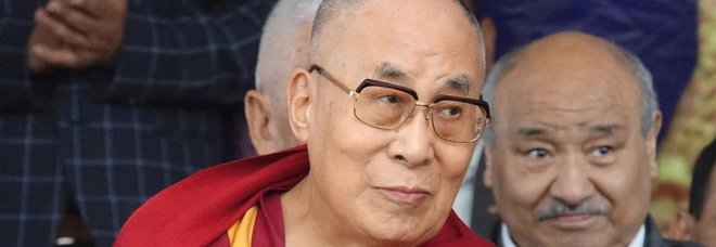Dalai Lama, bufera social sulla gaffe sessista: «Il mio successore donna? Deve essere bella». Poi si scusa
