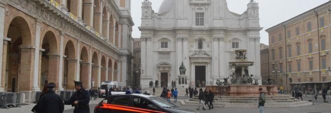 Mendicanti molesti fuori
dalla Santa Casa: scattano
i controlli dei carabinieri