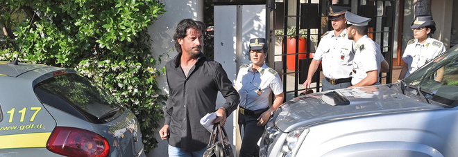 Il sindaco Claudio arrestato dalla Guardia di Finanza mentre esce dalla caserma per andare in carcere