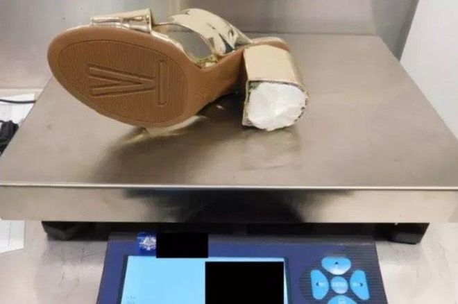 Suor Cocaina, droga nascosta nei tacchi delle scarpe scoperta all'aeroporto Suor Cocaina, droga nascosta nei tacchi delle scarpe scoperta all'aeroporto