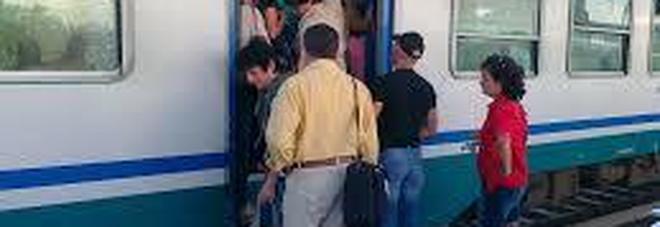 Un treno carico di pendolari Un treno carico di pendolari