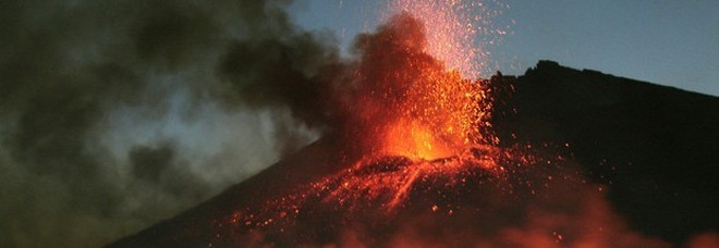 «L'Etna sta scivolando nello Ionio»: le cause in fondo al mare. E si teme uno tsunami «L'Etna sta scivolando nello Ionio»: le cause in fondo al mare. E si teme uno tsunami