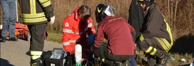 La Punto finisce nel canale, due anziani restano incastrati dentro l'auto La Punto finisce nel canale, due anziani restano incastrati dentro l'auto
