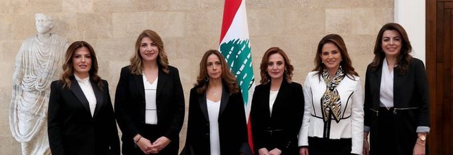 Le sei donne del nuovo governo libanese: Zeina Akar è la terza da sinistra