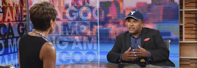 Geoffrey Owens, da star dei Robinson a impiegato in un supermercato Geoffrey Owens, da star dei Robinson a impiegato in un supermercato