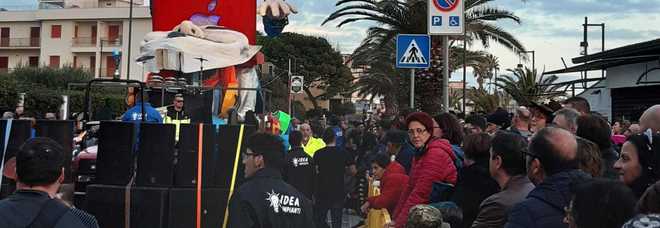 La sfilata dei carri oggi sul lungomare di Scauri La sfilata dei carri oggi sul lungomare di Scauri