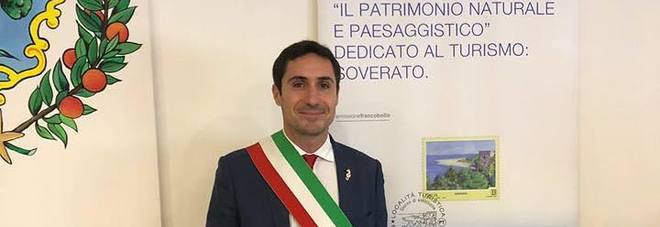 Migrante aggredisce un uomo in strada, sindaco lo stende con un pugno Migrante aggredisce un uomo in strada, sindaco lo stende con un pugno