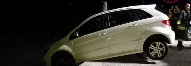 Il proprietario sbadato
dimentica il freno a mano...
l'auto in bilico sul fiume /Foto