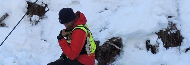 Un uomo del Soccorso alpino con il suo cane da valanga Un uomo del Soccorso alpino con il suo cane da valanga