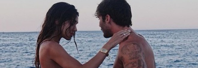 Belen e la foto romantica
con De Martino. I fan notano
un dettaglio: «Che schifo»