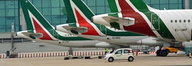Governo: «Alitalia compagnia di bandiera». E si fa avanti Fs. Scontro Tria-Di Maio Governo: «Alitalia compagnia di bandiera». E si fa avanti Fs. Scontro Tria-Di Maio