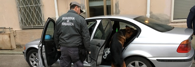 Lancia dal finestrino
dell'auto una scarpa piena
di eroina: arrestata