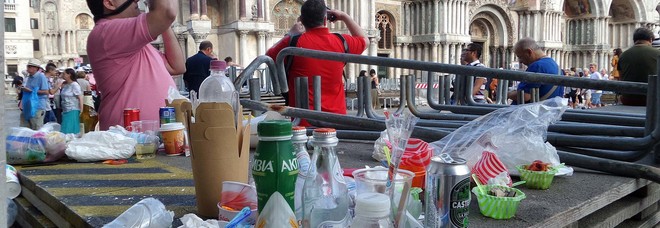 Le immondizie abbandonate dai turisti sulle passerelle dell’acqua alta in piazza San Marco Le immondizie abbandonate dai turisti sulle passerelle dell’acqua alta in piazza San Marco