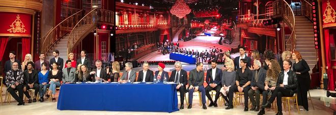 Torna su Rai 1 “Ballando con le stelle”, tra Same Sex Dance, robot co-conduttore e una dedica speciale a Ballandi Torna su Rai 1 “Ballando con le stelle”, tra Same Sex Dance, robot co-conduttore e una dedica speciale a Ballandi