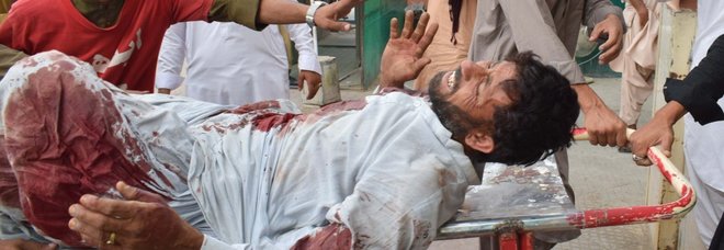 Pakistan, attentato kamikaze Isis al comizio: 128 morti, 200 feriti