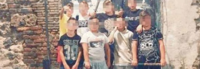Napoli, baby gang aggredisce a sassate un immigrato: è caccia al branco