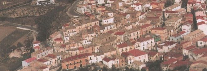 Duemila euro al mese per chi si trasferisce da noi, l'iniziativa di un sindaco per ripopolare il paese "Duemila euro al mese per chi si trasferisce da noi", l'iniziativa di un sindaco per ripopolare il paese