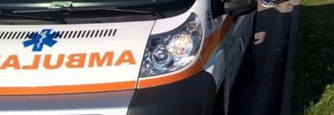 Cade in aeroporto
e muore sotto gli occhi
della moglie