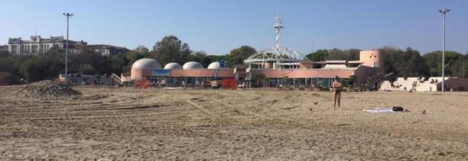 Aperta la stagione estiva, il Blue Moon cambia volto... e non è più spiaggia libera Aperta la stagione estiva, il Blue Moon cambia volto... e non è più spiaggia libera