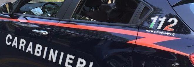 Litiga con la moglie
che vuole separarsi e tenta
il suicidio dal terzo piano
