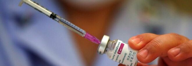Vaccino AstraZeneca, reazioni avverse: italiano vince la causa. Il Codacons: «Riceverà 1700 euro ogni due mesi a vita»