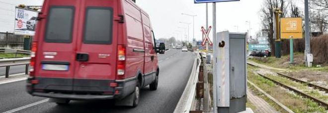 Vandali col flessibile spaccano nella notte il nuovo autovelox Vandali col flessibile spaccano nella notte il nuovo autovelox