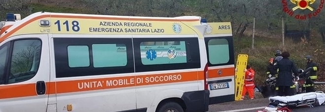 Auto investe due ragazzi in bici sulla Pontina: un morto e un ferito grave