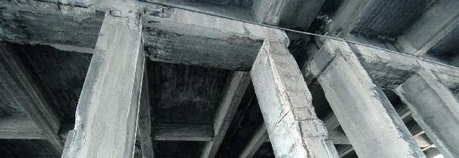Calcestruzzo eroso: va abbattuto il ponte della tangenziale est Calcestruzzo eroso: va abbattuto il ponte della tangenziale est